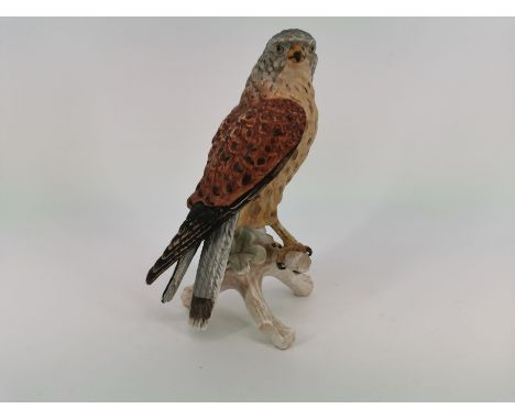 PORZELLANFIGUR: Falke, 2. H. 20. Jh., Biskuitporzellan mit naturalistischer Staffage, Manufaktur Goebel, Rödental; Pressmarke