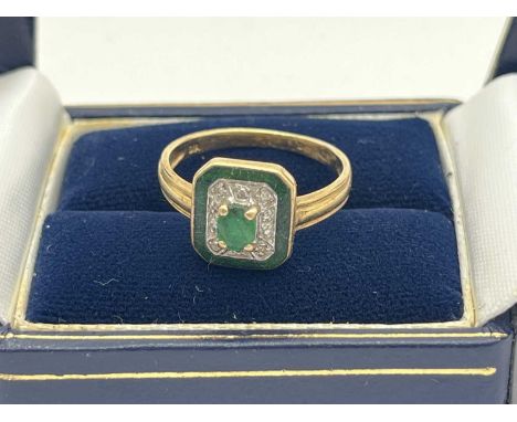 A 14ct Gold Art Deco Style Ring, the oval cut centre stone between bullseye style setting and uniform reeded band (finger siz