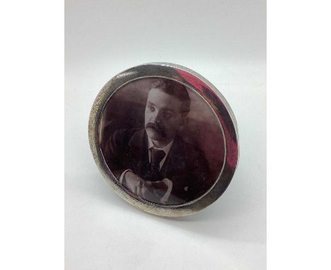 A Late Victorian Hallmarked Silver Circular Photograph Frame, London 1896, on dark blue plush easel back, overall diameter 11