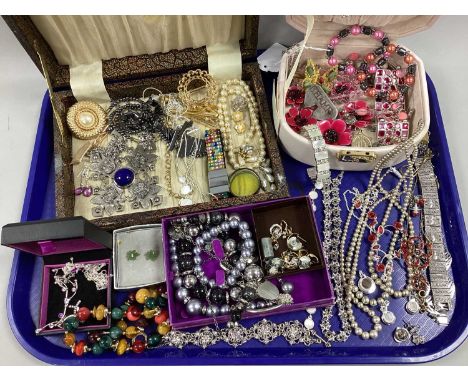 An Assortment of Costume Jewellery, to include imitation pearl bead necklace with gilt coloured spacers, carved hardstone ear