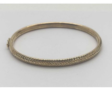 A 9ct Gold Flexi Bangle, hollow, of textured finish, to safety clip (6.3grams).
