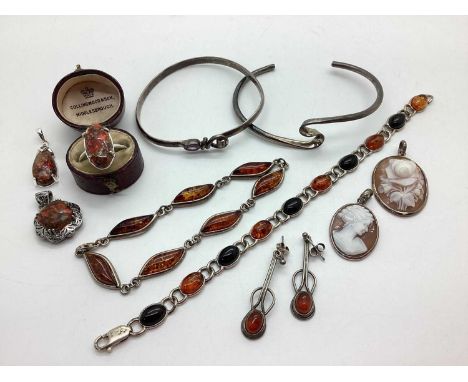 An Assortment of "925" and Other Jewellery, to include matched hardstone set ring and pendant, carved cameo pendant, loop and