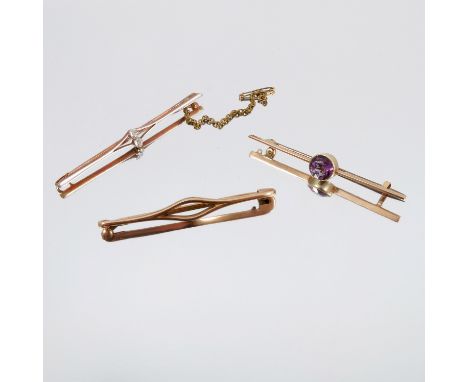 A two stone diamond bar brooch, stamped '15ct' and 'Plat', the old brilliant cuts totalling approximately 0.2 carats, 4.5g gr