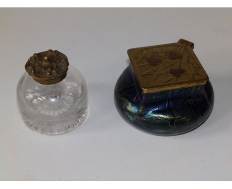 A Kralik 'Pampas' pattern iridescent glass inkwell with hinged brass cover, 4" diameter -ceramic liner cracked, together with