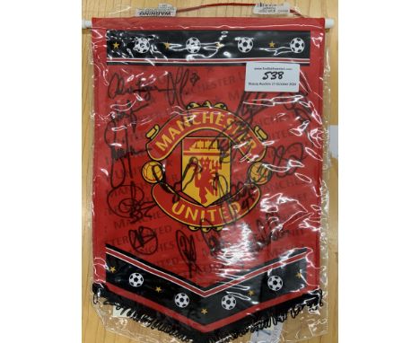 2002 Manchester United Signed Football Pennant: 15 autographs to include Ferguson Beckham Giggs Scholes Barthez Veron Keane a