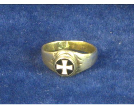 ORDER OF KNIGHTS OF ST JOHN CRESTED RING.  A finger ring, looks to be C19th with an enamelled crest of a white cross against 