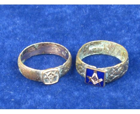 MASONIC RINGS X2 DETECTORIST FINDS.  Gent’s masonic rings, both are detectorist finds and need a gentle clean but are in good