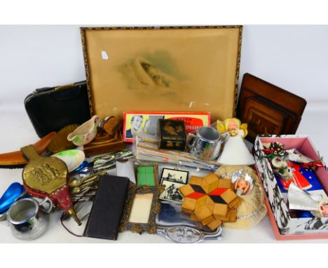 A Mixed lot of mainly vintage items to include: A Pair of Dolcis shoe trees/stretchers, compact mirror, 2 x small black & cre