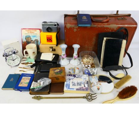 A good mixed lot of collectables to include a Six-20 Folding 'Brownie' camera, cased, a Kodak Instamatic camera,  lady's leat