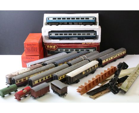 Model Railway - 14 OO gauge items of rolling stock to include Triang and Airfix coaches plus 2 x boxed Hornby O gauge coaches