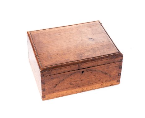 du Toit, C. J. ST HELENA ANGLO-BOER WAR TRINKET BOX MADE BY P.O.W. C. J. DU TOIT St Helena: 1902 A dovetailed wooden hinged t