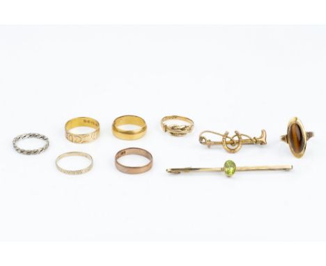 A COLLECTION OF JEWELLERY, to include a horseshoe and riding crop bar brooch, a gem set bar brooch, a tiger's eye single ston