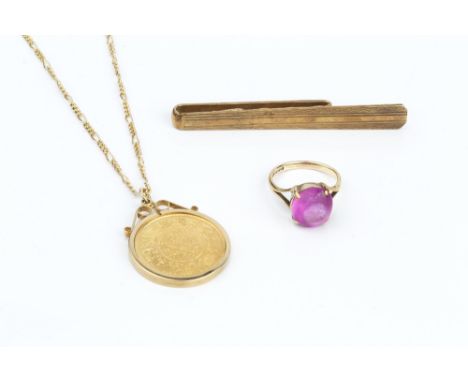 A SMALL COLLECTION OF JEWELLERY, comprising a Saudi Arabia gold coin in 9ct gold scrolled pendant mount, on a figaro-link cha