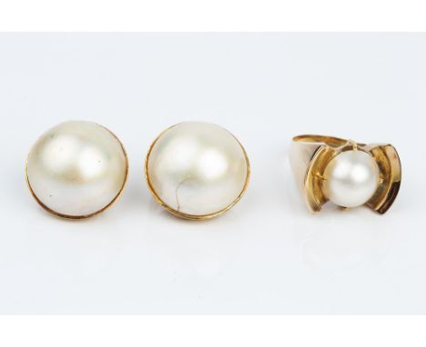 A PAIR OF MABE PEARL EAR CLIPS, yellow precious metal mounted, stamped '750', and a mabe pearl dress ring, also yellow precio