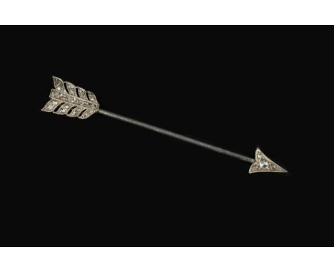A DIAMOND SET JABOT PIN, modelled as an arrow, the tip and fletching with millegrain set rose-cut diamonds, two colour precio
