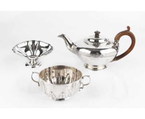 AN EARLY VICTORIAN SILVER TEAPOT, with reeded, compressed body, wooden handle and knop, by Richard Pearce &amp; George Burrow