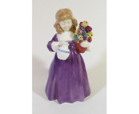 Stehendes Mädchen, bekleidet mit bodenlangem Kleid, in der einen  Hand eine mit Blumen gefüllte Vase u. in der anderen einen 