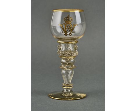 Farbloses Glas, schauseitig goldenes Monogramm WR unter Krone  für Kaiser Wilhelm II. Goldrand (min. berieben). H. 16 cm.
