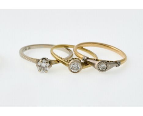 Ein Ring in WG 750, besetzt mit einem Brillanten, ca. 0,35 ct,  Gr. 57. 2,6 g. Zwei Ringe in GG 585 (ohne Punzen, geprüft).  