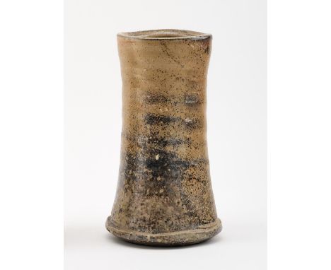 1941 Frankfurt am Main - 2005 Kandern. Vase. Runder Standfuß, zylindrischer Korpus. Holzofenbrand mit  Ascheanflug und Flamme