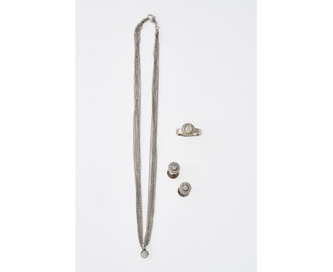 Vierteilig. WG 585. Eine siebenreihige Halskette im Ankermuster.  Karabinerschließe. L. 41 cm. Ein Anhänger, ø 0,7 cm. Ein Ri