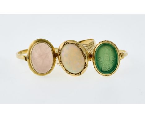 Ein Ring besetzt mit einem Rosenquarzcabochon. Gr. 58. GG 333.  3,4 g. Ein Ring besetzt mit einem weißen Opalcabochon (best.)