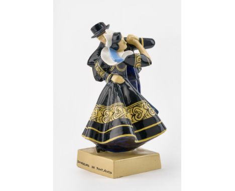 1907 Brest - 1989.  'Danseurs de Pont-Aven'. Tanzendes Paar in bretonischer Tracht.  Keramik. Polychrome Bemalung. Auf dem So