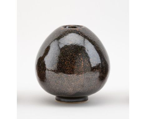 1941 Frankfurt am Main - 2005 Kandern. Vase. Beiger Scherben. Ausgestellter Standfuß, ovoider Korpus,  eingezogener Mündungsr