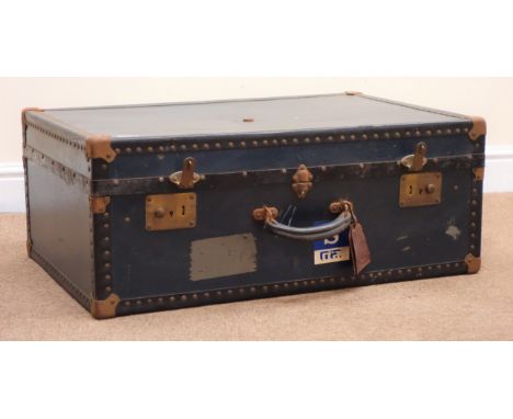 Vintage travelling trunk, hinged lid, W71cm, H31cm, D52cm Condition Report Click here for further images, condition, auction 