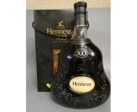 1 very large bottle Hennessy XO cognac display bottle (does not contain alcohol), boxed (Est. plus 24% premium inc. VAT)Condi