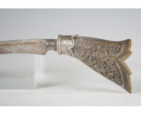 An early 20th century Malaysian kris dagger with swept curved blade, blade length 22cm, and silver-collared foliate-carved rh