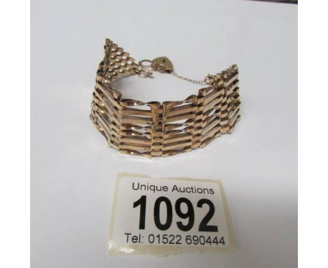 A 9ct gold gate bracelet with padlock, (14.9 grams).
