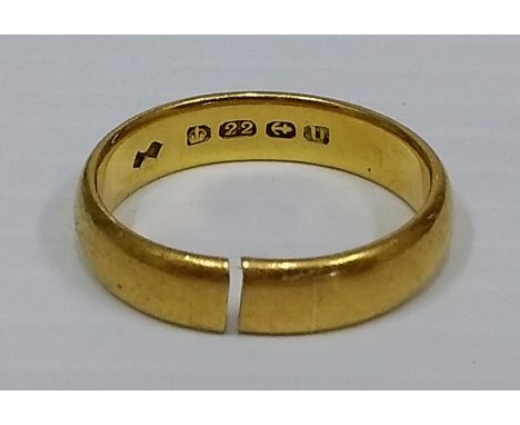 A 22c yellow gold wedding band, hallmarked, size P, cut, 7g and a Rotary watch mechanism in a 9ct yellow gold case, net weigh