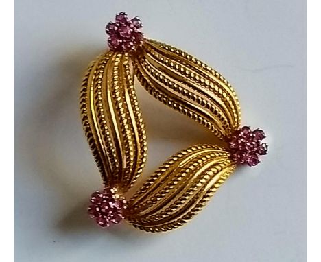 A vintage Italian gold brooch with ruby-cluster decorations, stamped 750, 3.5 cm, 12.49g