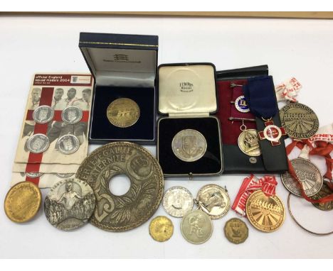 Group coins and medallions including silver and enamel medal, Stowe School medallion in box etc 