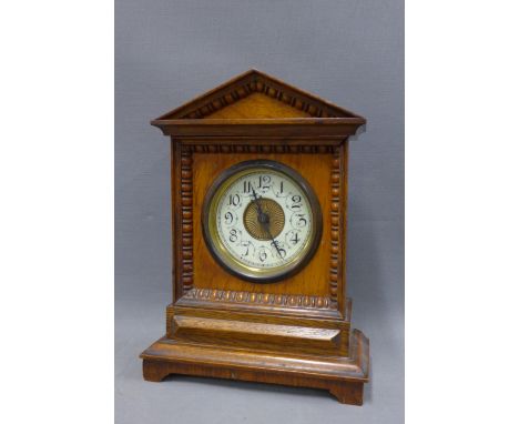Oak cased mantle clock, arched top above a chapter ring with Arabic numerals, 27cm 
