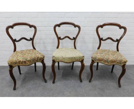 Set of three Edwardian mahogany balloon back side chairs with cabriole legs, two with tapestry upholstered seats. 86 x 46 x 4