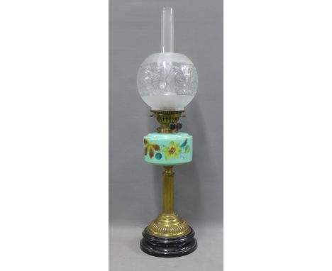 Oil lamp with green glass well and brass column on an ebonised circular base, with etched glass shade and funnel, 75cm 