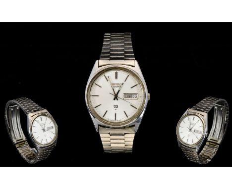 Seiko SQ Quartz Stainless Steel Gents Wrist Watch. No 906342 7123 - 8290.P. Date / Day Display, Seconds Sweep. Overall Good C