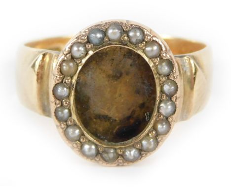 A 9ct gold memorial ring, the central cluster with surround of seed peals, lacking centre, on shaped and moulded shoulders, r