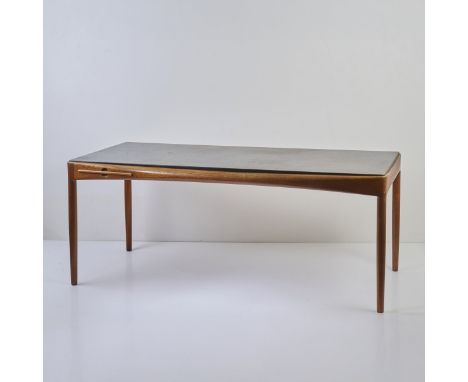 Schreibtisch 'WB2629', 1958H. 72,5 x 182 x 86 cm.Willy Beck, Kopenhagen.Teakholz, Leder, schwarz.Bez.: Herstellerplakette.Gre