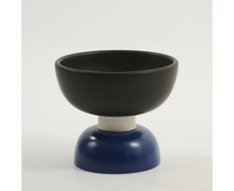 Schale 'Alzata Piccola' - '544', 1958 (Entwurf) H. 18 cm, Ø 21 cm. Bitossi, Montelupo. Steingut, schwarz, weiß und blau glasi