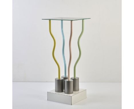 Tisch 'Le strutture tremano', 1979H. 114,5 x 50 x 50 cm.Belux, Wohlen.Spanholz, laminiert, Metallrohr, farbig lackiert, farbl