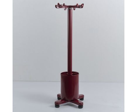 Garderobenständer 'Synthesis 45', 1973 (Entwurf)H. 152 x 53,5 x 53,5 cm. Olivetti, Ivrea. Metallrohr, Metallblech, dunkelrot 