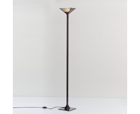 Stehleuchte 'Papillona', 1975H. 192 cm. Flos, Brescia.Aluminiumguss, anthrazitgrau lackiert, metallisiertes Glas, roter Kunst