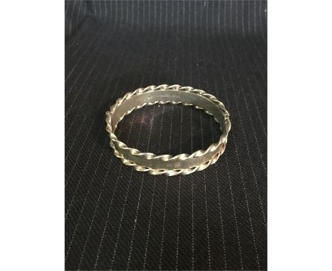 A silver bangle hallmarked Birmingham (30g)