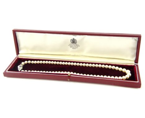 A single strand graduated cultured pearl necklet, with Akoya salt-water 18" light cream coloured pearls, sizes 6mm to 9mm, wi