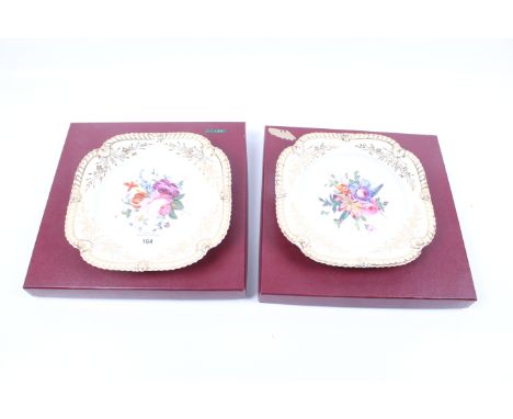A pair of Chamberlains Worcester porcelain plate circa 1822. Painted with flowers. Diameter 22cm