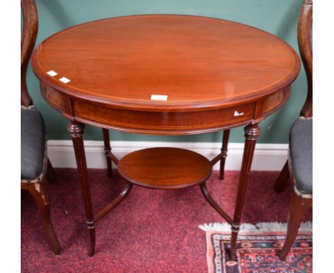 AN EDWARDIAN OVAL INLAID AND CROSSBANDED MAHOGANY CENTRE TABLE, raised on tapering fluted legs, and inlaid frieze, united by 