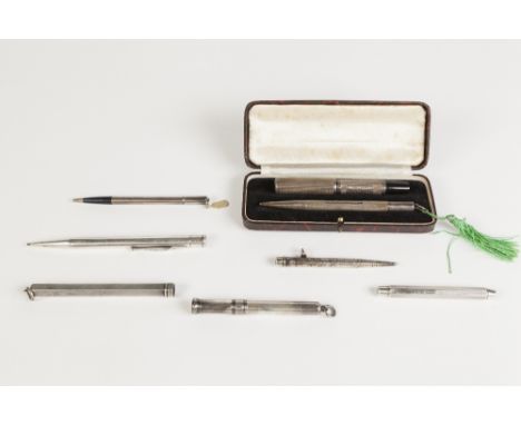 BOXED SILVER CASED FOUNTAIN PEN AND MATCHING PROPELLING PENCIL with engine turned decoration, makers G. Ltd, Sheffield 1939, 
